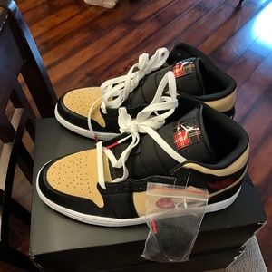 NIKE - AIR JORDAN 1 MID SE - SESAME - CHRISTMAS - MENS 10.5